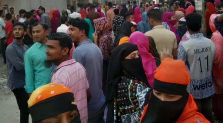 নারায়ণগঞ্জে বকেয়ার দাবিতে শ্রমিকদের সড়কে অবস্থান